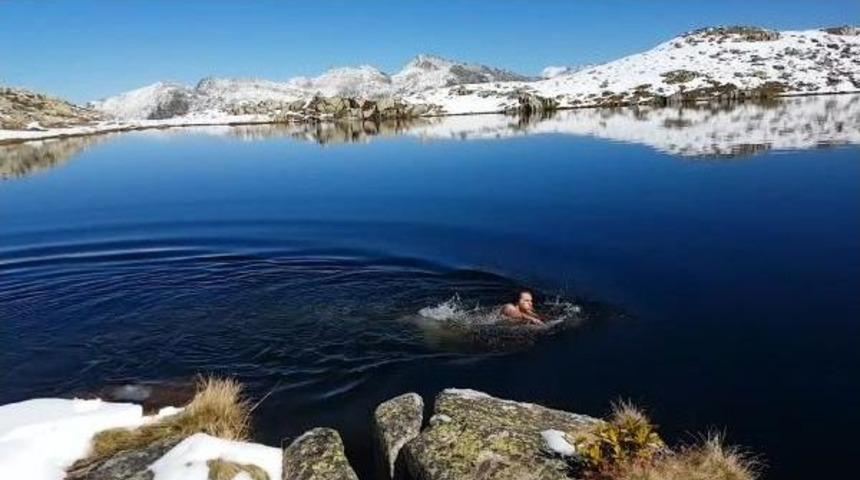 Buzul G&ouml;l&uuml;nde Y&uuml;zerek Antrenman Yaptı