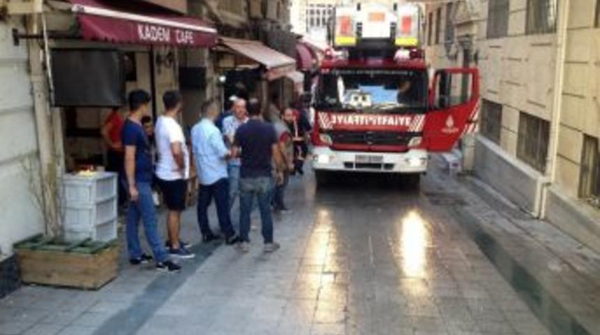 İstiklal Caddesi&rsquo;nde &Ccedil;atı Yangını Vatandaşları Sokağa D&ouml;kt&uuml;