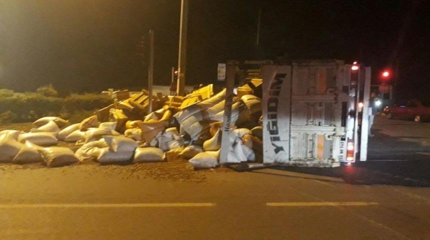 Kamyon Devrildi Tonlarca Fındık Yola Sa&ccedil;ıldı