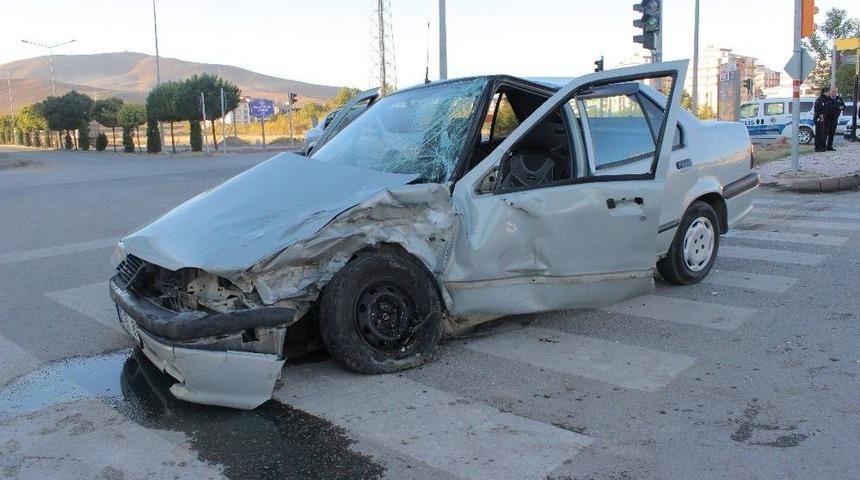 Ekip Aracı İle Otomobil &Ccedil;arpıştı: 2 Yaralı