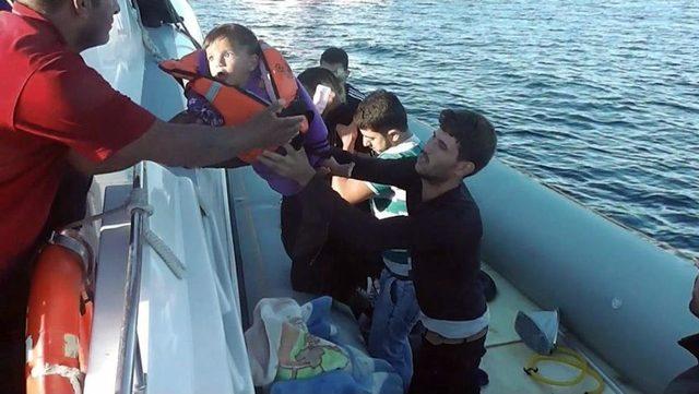 40 Göçmen Denizde Nefes Kesen Operasyon Sonucu Yakalandı