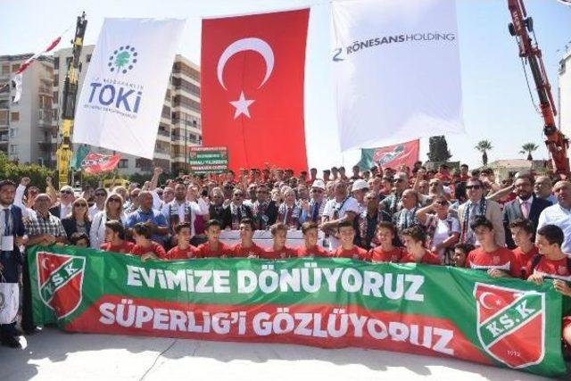 Karşıyaka Stadı Için Tarihi Günde Coşku 3