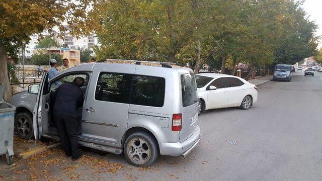 Kontrolden &Ccedil;ıkan Kamyonet Ağaca &Ccedil;arptı: 1 Yaralı 1