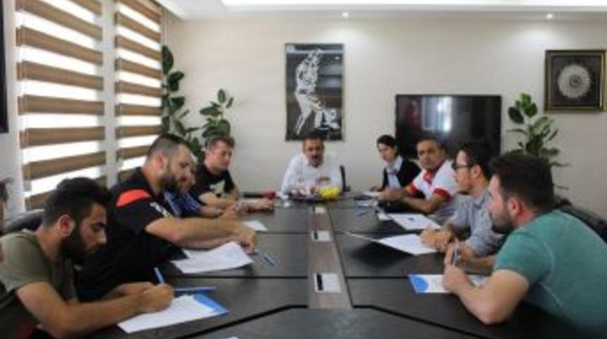 İl M&uuml;d&uuml;r&uuml; Kısacık, Kul&uuml;p Temsilcileri İle Biraraya Geldi