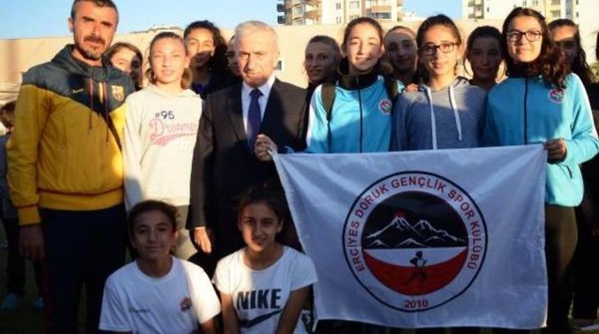 Kayseri&rsquo;De Amat&ouml;r Sporculara Malzeme Desteği