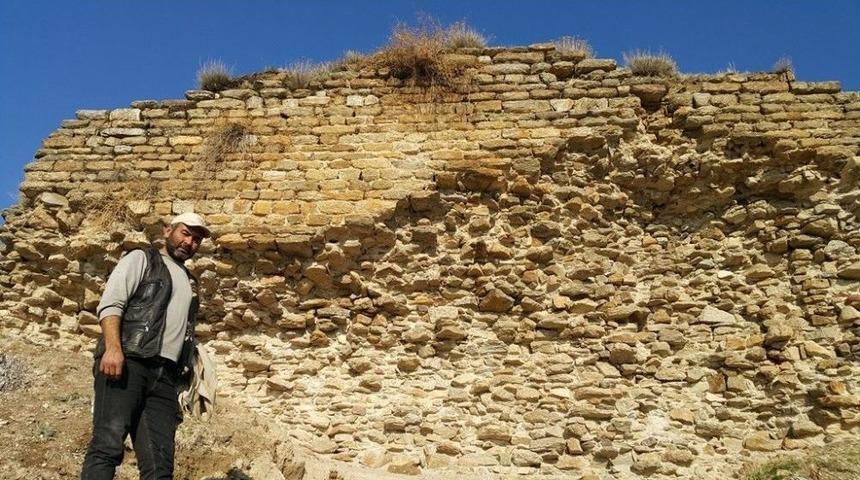 Koyun Otlatırken Şapel Bulan &Ccedil;oban 2 Bin Yıllık Tarihi Kurtardı