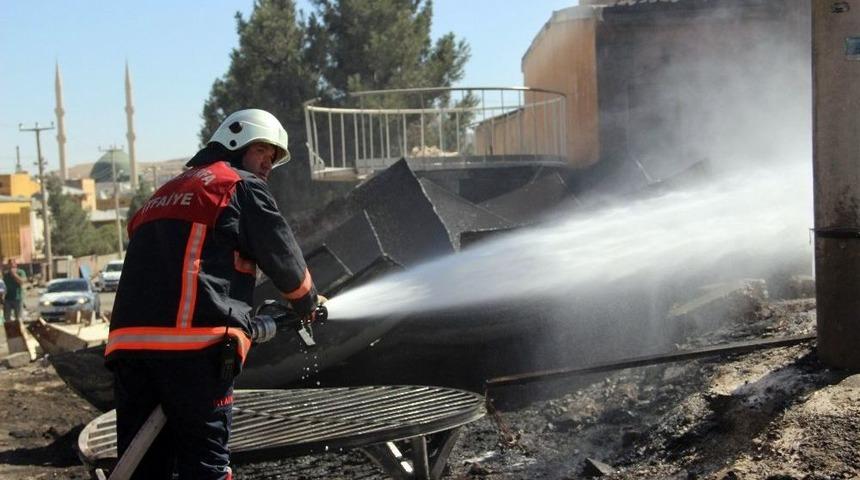 Hurda D&uuml;kkanında &Ccedil;ıkan Yangın G&uuml;&ccedil;l&uuml;kle S&ouml;nd&uuml;r&uuml;ld&uuml;