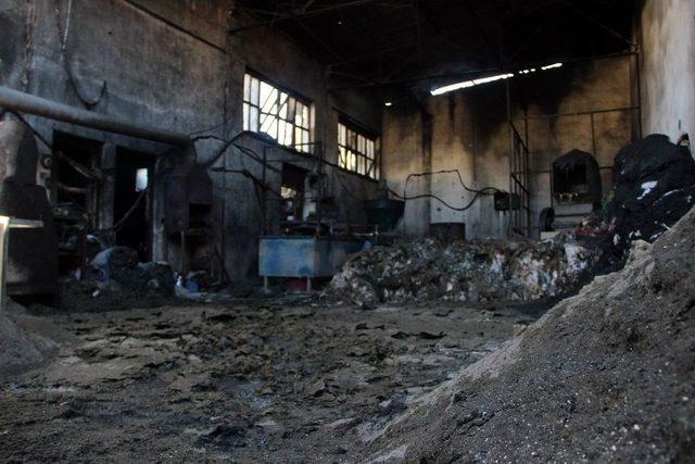 Hurda D&uuml;kkanında &Ccedil;ıkan Yangın G&uuml;&ccedil;l&uuml;kle S&ouml;nd&uuml;r&uuml;ld&uuml; 1