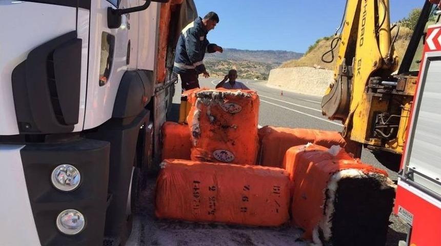 Kamyon &Uuml;zerindeki Pamuk Balyaları Yandı