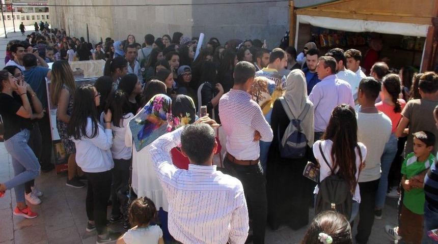 İnternet Fenomeninden Ağzındaki Sakızı İstediler