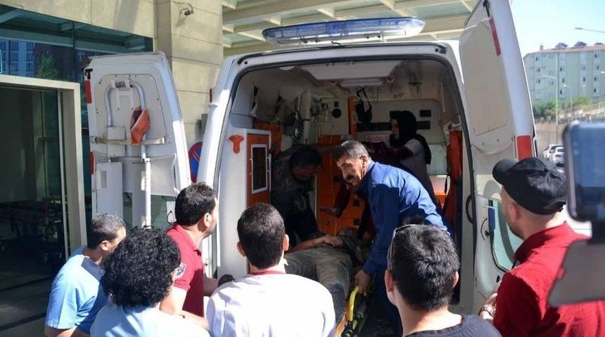 Siirt&rsquo;te Askerleri Taşıyan Minib&uuml;se Saldırı: 4 Asker Yaralı