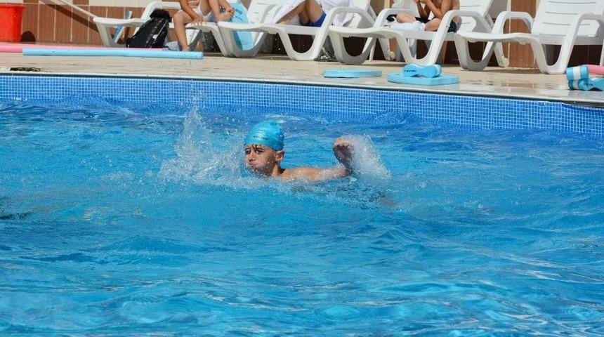 Seyitgazi Belediyesi Y&uuml;zme Kursu İlk Mezunlarını Veriyor