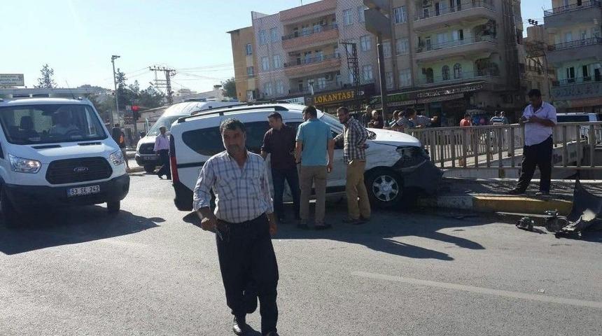 Otomobil Bariyerlere &Ccedil;arptı: 2 Yaralı