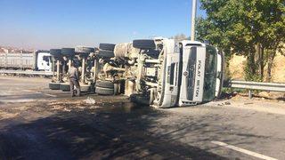 Virajı Alamayan Beton Mikseri Devrildi: 1 Yaralı