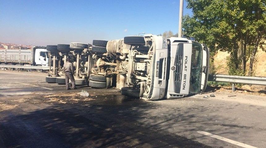Virajı Alamayan Beton Mikseri Devrildi: 1 Yaralı