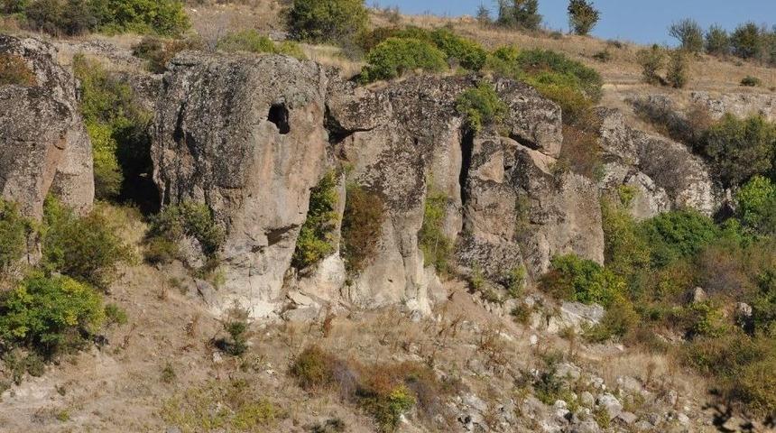 Uşak&rsquo;ta 7 Bin Yıllık Kaya Mezar Ve Evler İlgi Bekliyor
