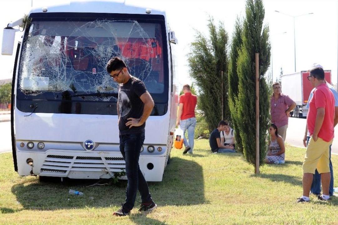 Antalya&rsquo;da Otel Servis Minib&uuml;s&uuml; Devrildi: 5 Yaralı