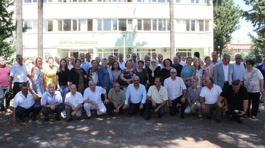 40 Yıl &Ouml;nce Mezun Olan Liseliler Okullarında Hasret Giderdi