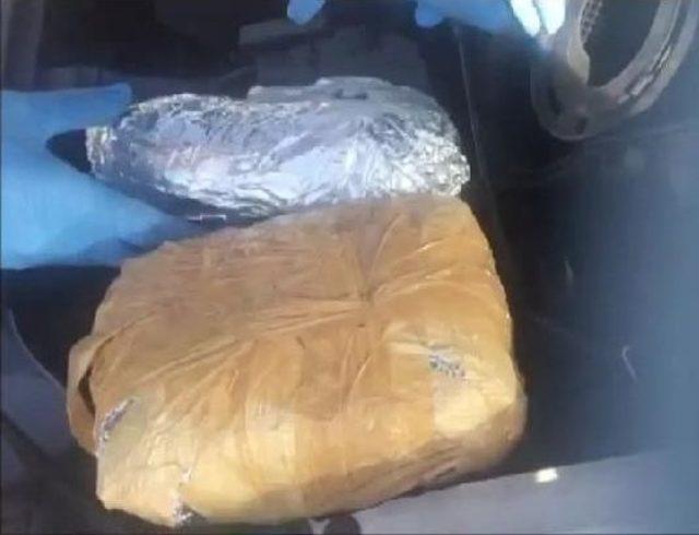 Otomobilde Toz Esrar Ele Ge&ccedil;irildi 2