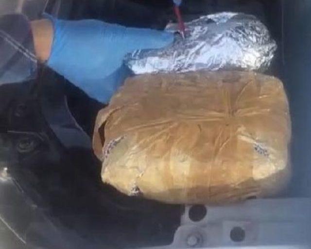 Otomobilde Toz Esrar Ele Ge&ccedil;irildi 3