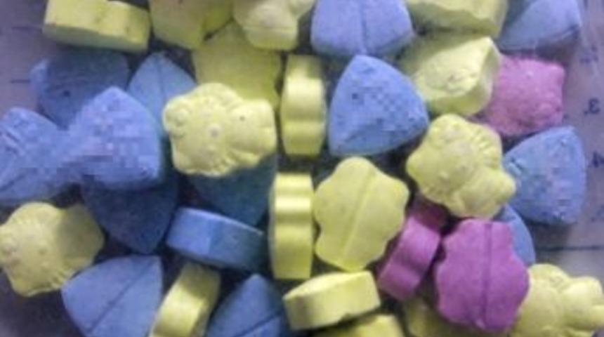 Otomobilden Attıkları Poşetten Uyuşturucu Hap &Ccedil;ıktı