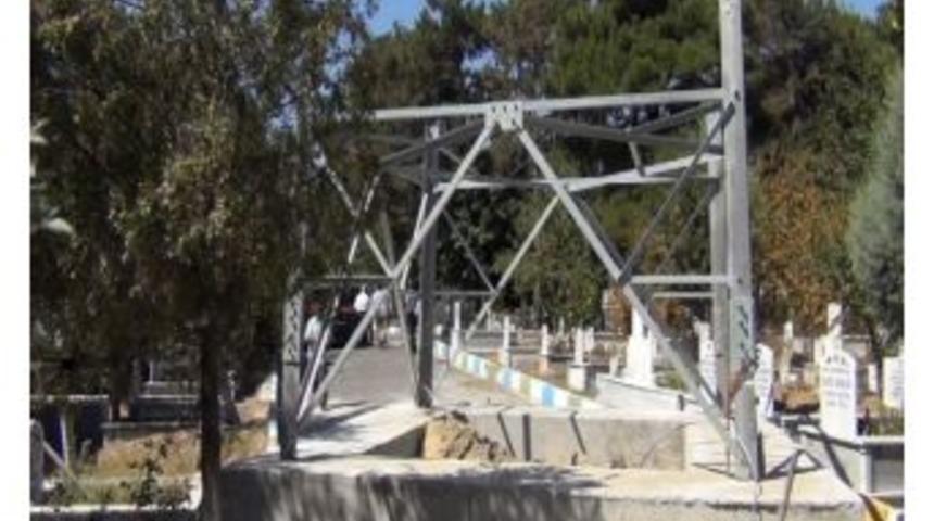 Mezarlık Yolunun Ortasındaki Elektrik Direği Kaldırılacak