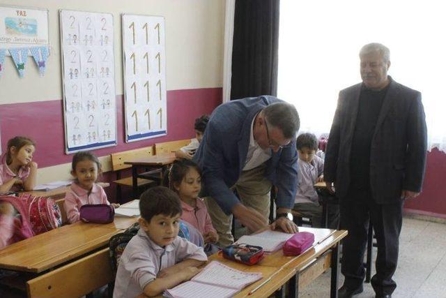 Vezirhan Belediyesi’nden İlkokul Öğrencilerine Eğitim Seti Verildi