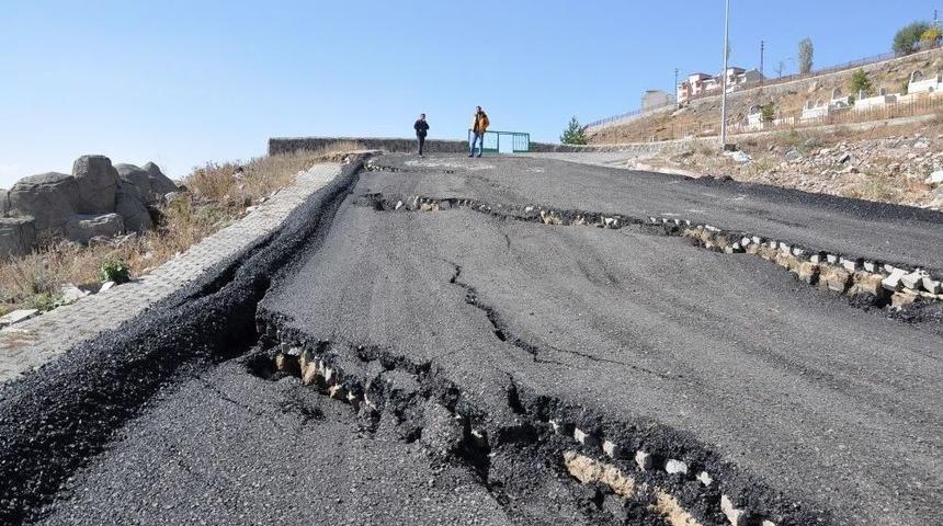 Kars&rsquo;ta, &Ccedil;&ouml;ken Yol Trafiğe Kapatıldı