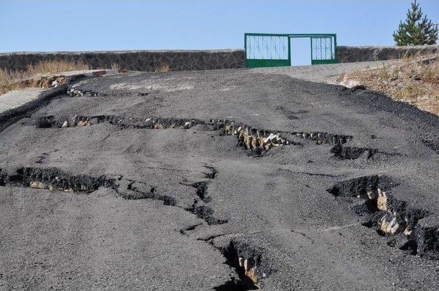 Kars’ta, Çöken Yol Trafiğe Kapatıldı