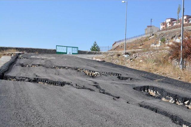 Kars’ta, Çöken Yol Trafiğe Kapatıldı