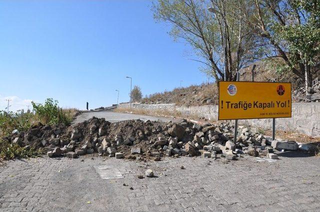 Kars’ta, Çöken Yol Trafiğe Kapatıldı