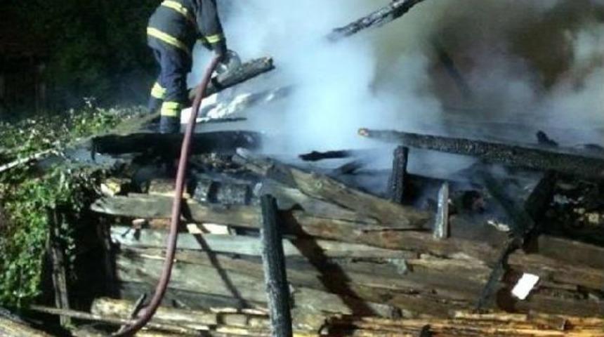 Köydeki Yangında Depo, Odunluk, Samanlık Ve Garaj Kül Oldu