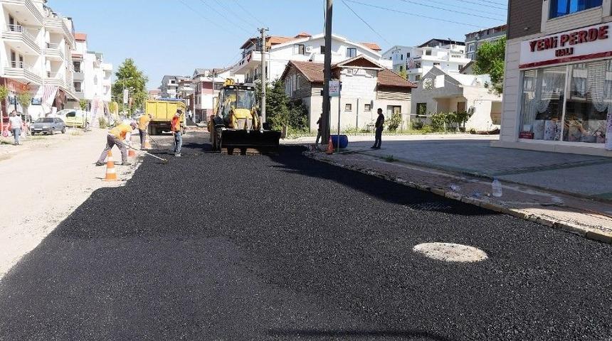 Başiskele&rsquo;de G&uuml;nde 60 Ton Sıcak Asfalt Seriliyor