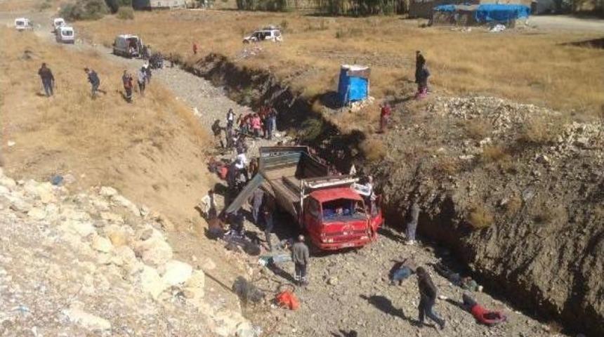 Y&uuml;ksekova'da Ka&ccedil;akları Taşıyan Kamyonet Şarampole Yuvarlandı: 66 Yaralı