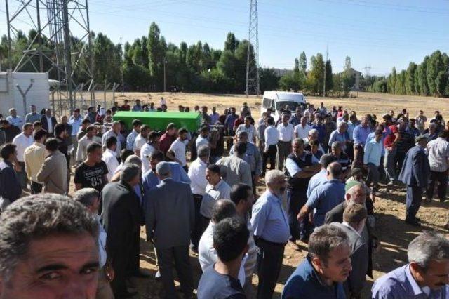 Kazada Ölen Anne, 2 Oğulu Ve Kardeşi Toprağa Verildi