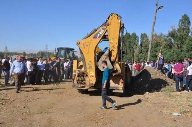 Kazada Ölen Anne, 2 Oğulu Ve Kardeşi Toprağa Verildi