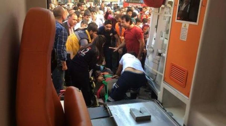 Kanalizasyon Kazısı Sırasında Toprak Altında Kalan Iş&ccedil;i Yaralandı