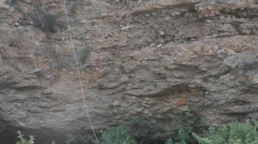 Denizli'de 30 Metrelik U&ccedil;urumda Ceset Bulundu