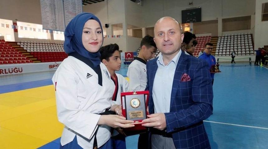 Başarılı Sporculara &Ouml;d&uuml;lleri Verildi