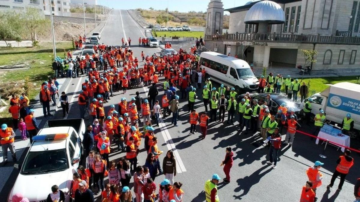 Talas&rsquo;ta Vatandaşlar Mevlana Mahallesi&rsquo;ni Temizledi