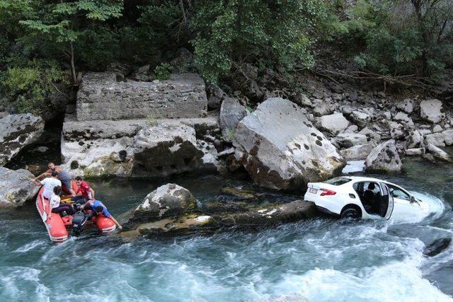 Otomobil, Munzur Çayı’na Uçtu, Yaralanan 5 Kişi Kurtarıldı