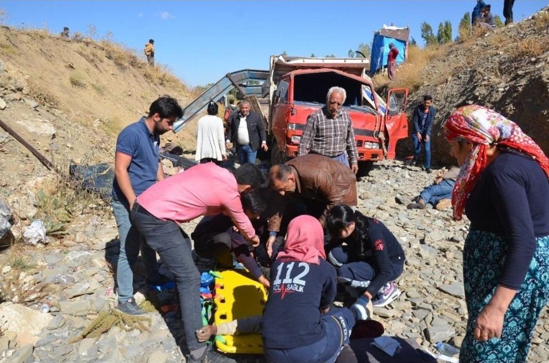 Y&uuml;ksekova&rsquo;da M&uuml;ltecileri Taşıyan Kamyonet Devrildi: 66 Yaralı