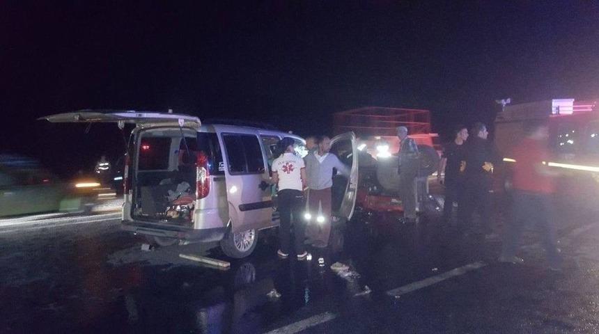 Kamyonet İle Trakt&ouml;r &Ccedil;arpıştı: 6 Yaralı