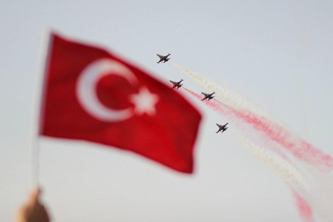 T&uuml;rk Yıldızları İzmir&rsquo;de Nefes Kesti