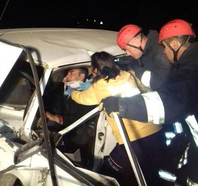 Sarayköy'de 2 Otomobil Çarpıştı, 5 Yaralı