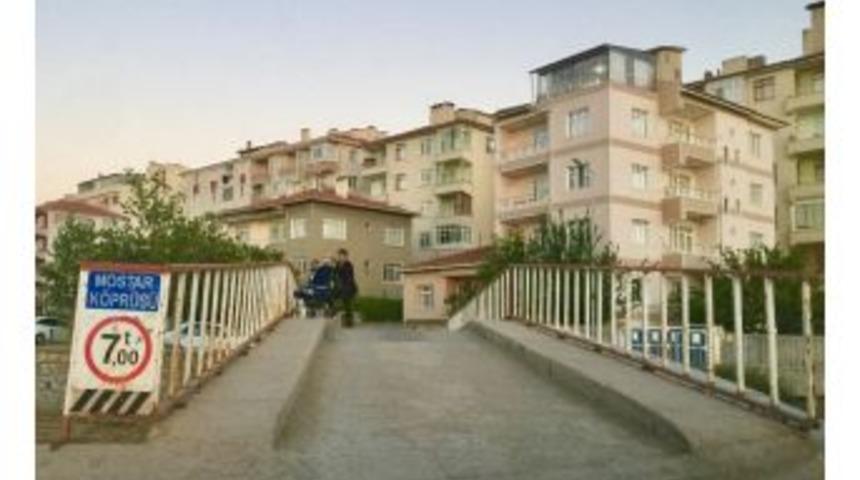 K&ouml;pr&uuml;den D&uuml;şen Yaşlı Adam Ağır Yaralandı