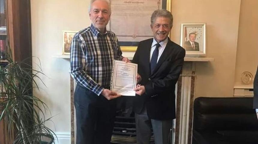 Belediye Başkanı Kamil Sara&ccedil;oğlu&rsquo;na Dublin B&uuml;y&uuml;kel&ccedil;iliğinde &rsquo;teşekk&uuml;r Belgesi&rsquo; S&uuml;rprizi