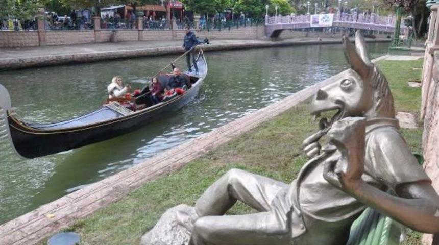 Büyükerşen'den Çevreyi Kirletenlere 'çekirdek Çitleyen Eşek'li Heykel Tepkisi