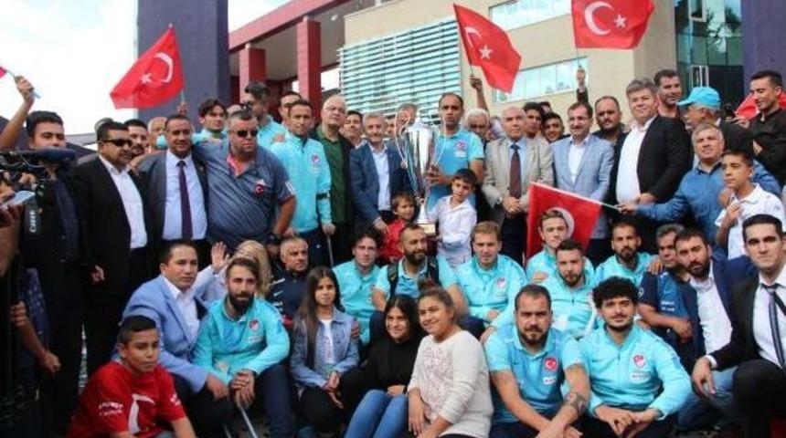 Ampute Milli Takımı'na, Gaziantep'te 30'ar Cumhuriyet Altını