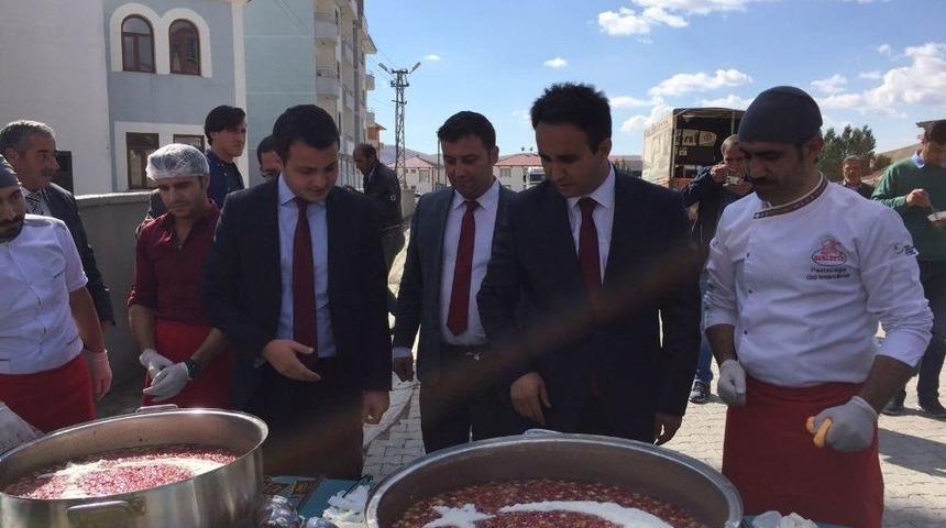 &Ccedil;aldıran Belediyesi 2 Bin Kişiye Aşure Dağıttı